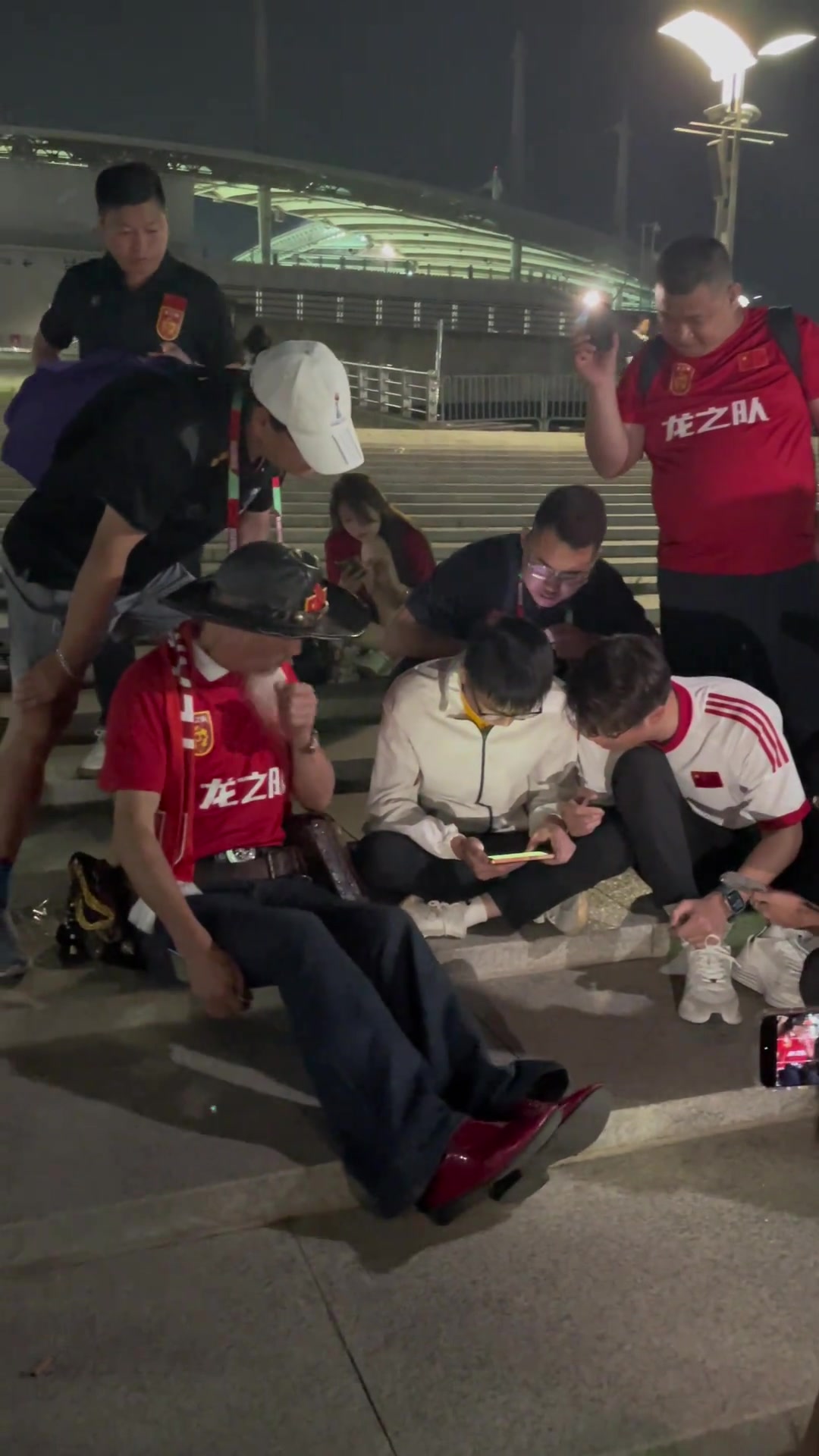  致敬中国龙之队远征军，国足比赛结束后，在场外用手机看新加坡比赛