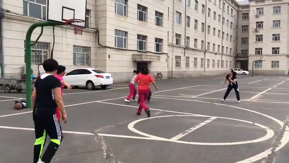  在篮球场不跳广场舞的大妈，篮球能打多好？